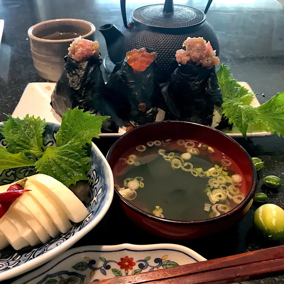 自家製いくらとねぎトロおにぎりで朝ごはん|シュトママさん