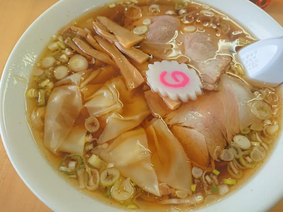 Snapdishの料理写真:中華そば 中 細ちぢれ麺 ワンタントッピング|大宮 輝久さん