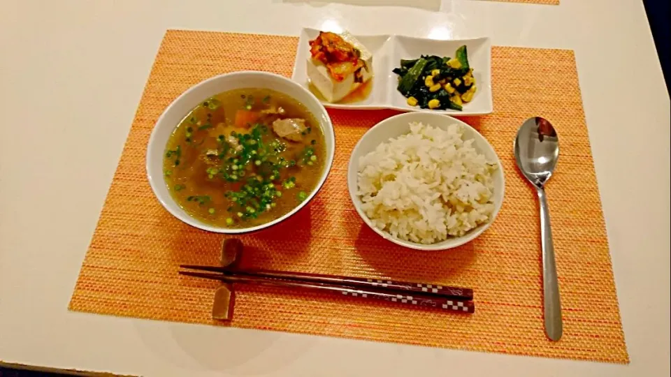 今日の夕食 豚肉と野菜のダシダスープ、ほうれん草のオイスターソース和え、キムチのせ冷奴、麦ご飯|pinknari🐰🌈さん