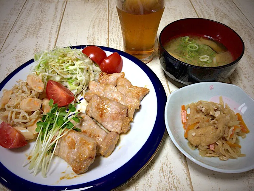 今日の男飯(๑˃̵ᴗ˂̵)焼きが甘い豚モモブロックの甘辛味噌焼き&まだある切り干し大根の煮物&しめじとじゃがいもとワカメの味噌汁🎶😉|ひーちゃんさん