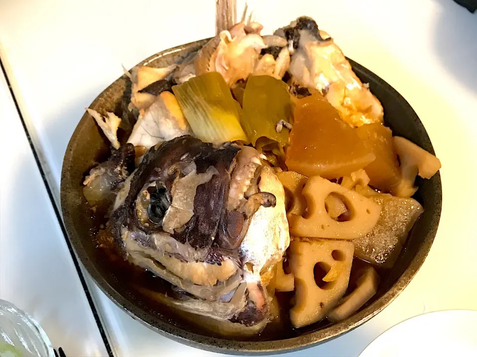 Snapdishの料理写真:鯛まるごと１匹いただいたので
大根とレンコンとあら炊き
 #鯛のあら炊き  #大根の煮物 #れんこんの煮物|Snow10さん