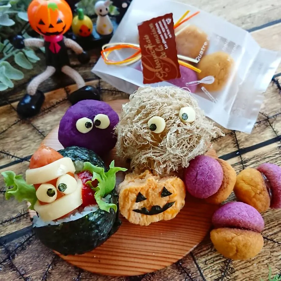 土曜日の娘弁当☺️  ハロウィンおにぎり 🎃🦇|e  satoさん