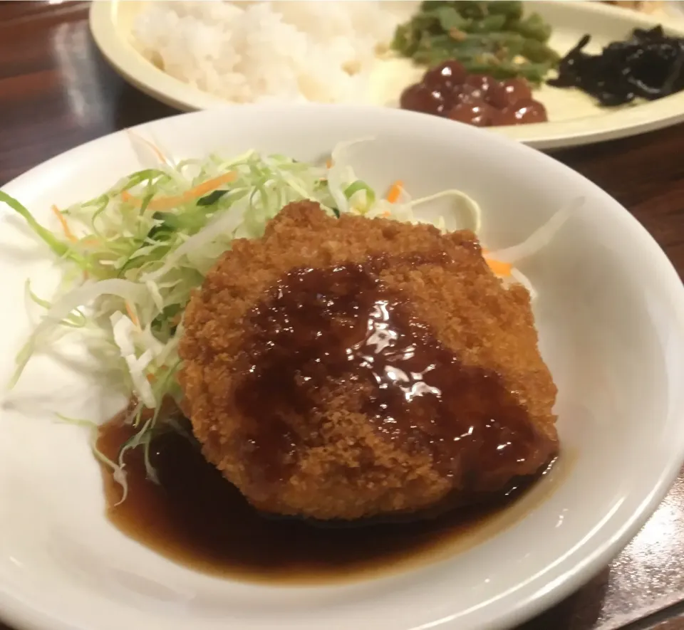 Snapdishの料理写真:本日の賄い  昼ごはん⭐️⭐️🔆
メンチカツなど|ぽんたさん