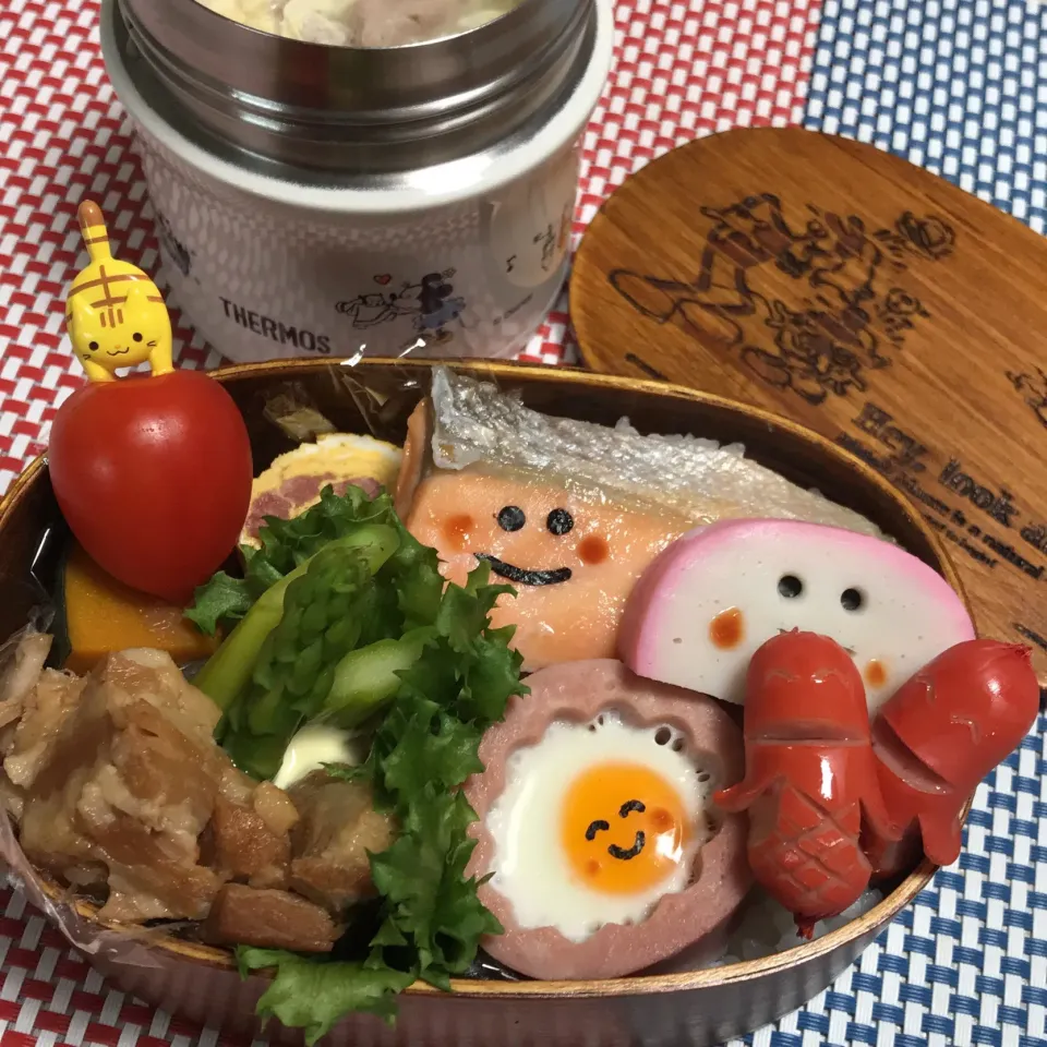 2018年10月30日 オレ弁当♪おはよーございます！
今日のおべんと

豚角煮
かぼちゃの煮物
コンビーフ玉子焼き
アスパラ
フリルレタス・ミニトマト
きりみチャン
お花の目玉焼き
ソーセー人
かまこサン♪
けんちん汁|クッキングおやぢさん