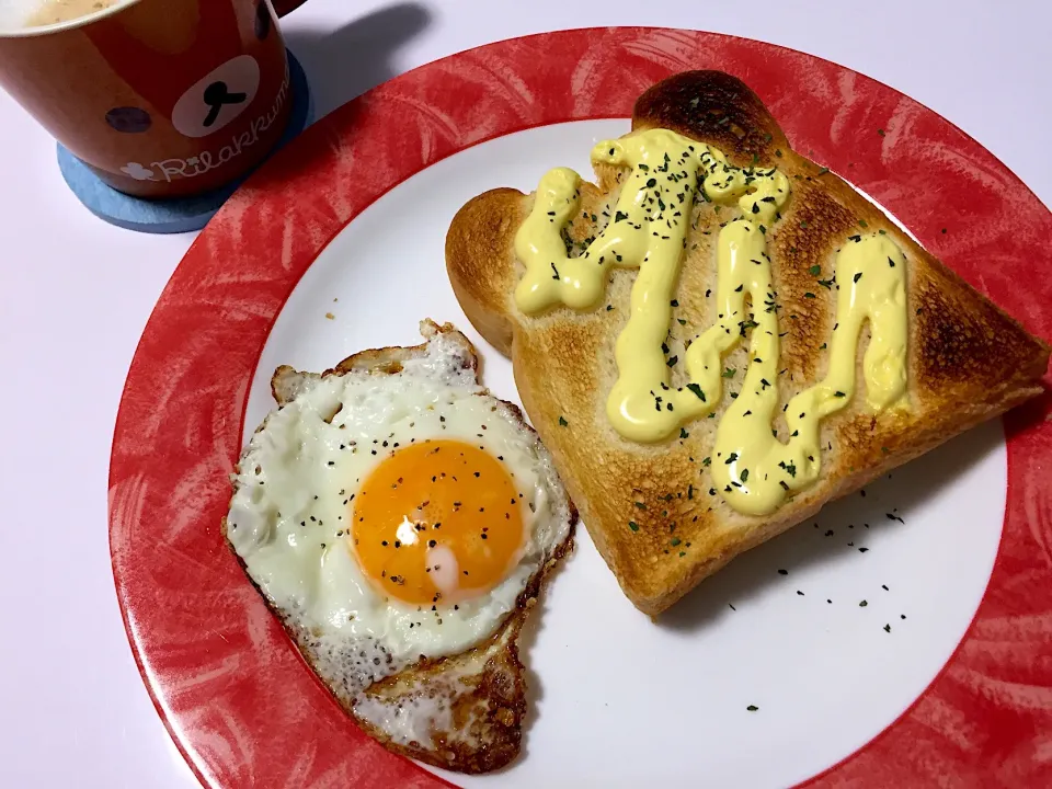 Snapdishの料理写真:朝は、マヨトー🍞
#マヨネーズトースト
#目玉焼き|Kojiさん