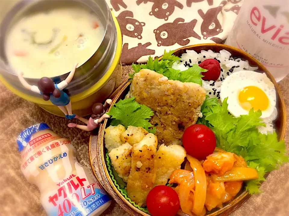 Snapdishの料理写真:新米🌾ご飯🍚&豚軟骨焼き🐽&うずら目玉焼き🍳&エビ🦐のチリソース&長芋パタポン炒め&わさび菜&プチトマト🍅&あわび茸とゴーヤのクリームスープのワタシお弁当♪

 #弁当  #フチ子 #今日もダーリン居ないから|桃実さん