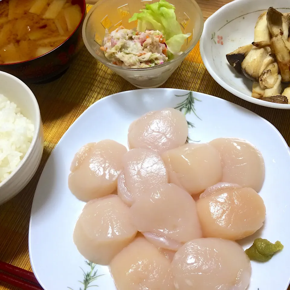 Snapdishの料理写真:2018/10/28 北海道ホタテのお刺身、コールスローサラダ、エリンギソテー|kykyさん