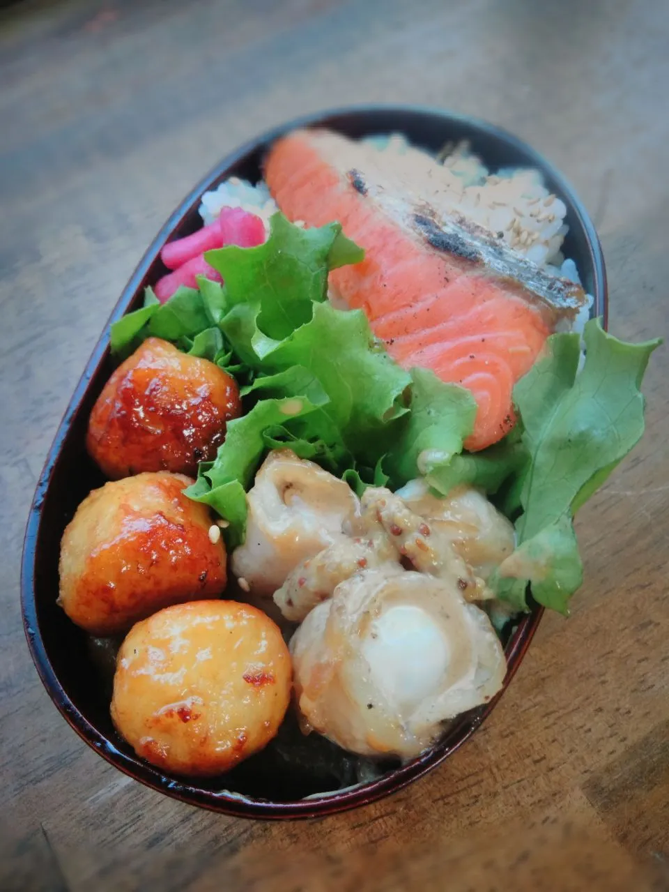 今日のお弁当
・焼塩鮭
・鶏肉団子の照り焼き
・うずら卵の肉巻きオイマヨ|akiさん