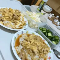 Snapdishの料理写真:親子丼、浅漬けきゅうり|ゆきなさん