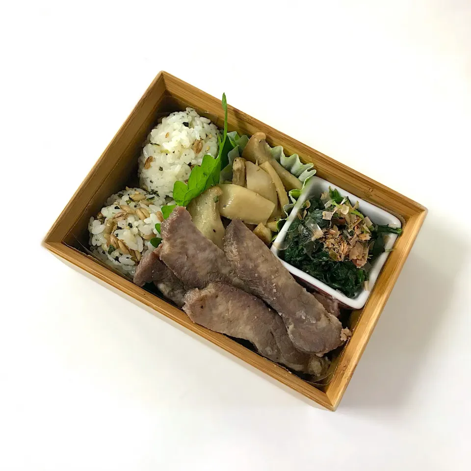 牛タンの塩麹漬け
エリンギソテー
ほうれん草のおかか和え
雑穀ご飯のわかめおにぎり|Juneさん