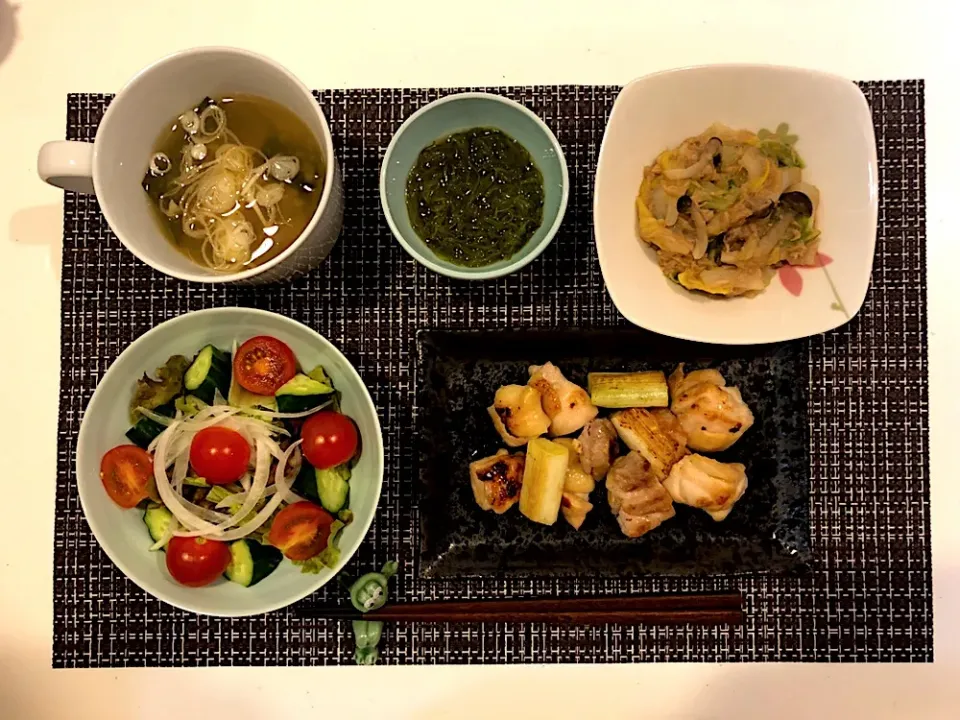 Snapdishの料理写真:#鳥の塩焼き
 #白菜とツナの煮物 
 #サラダ 
 #めかぶ 
 #豆腐とわかめの味噌汁|ゆぺこさん