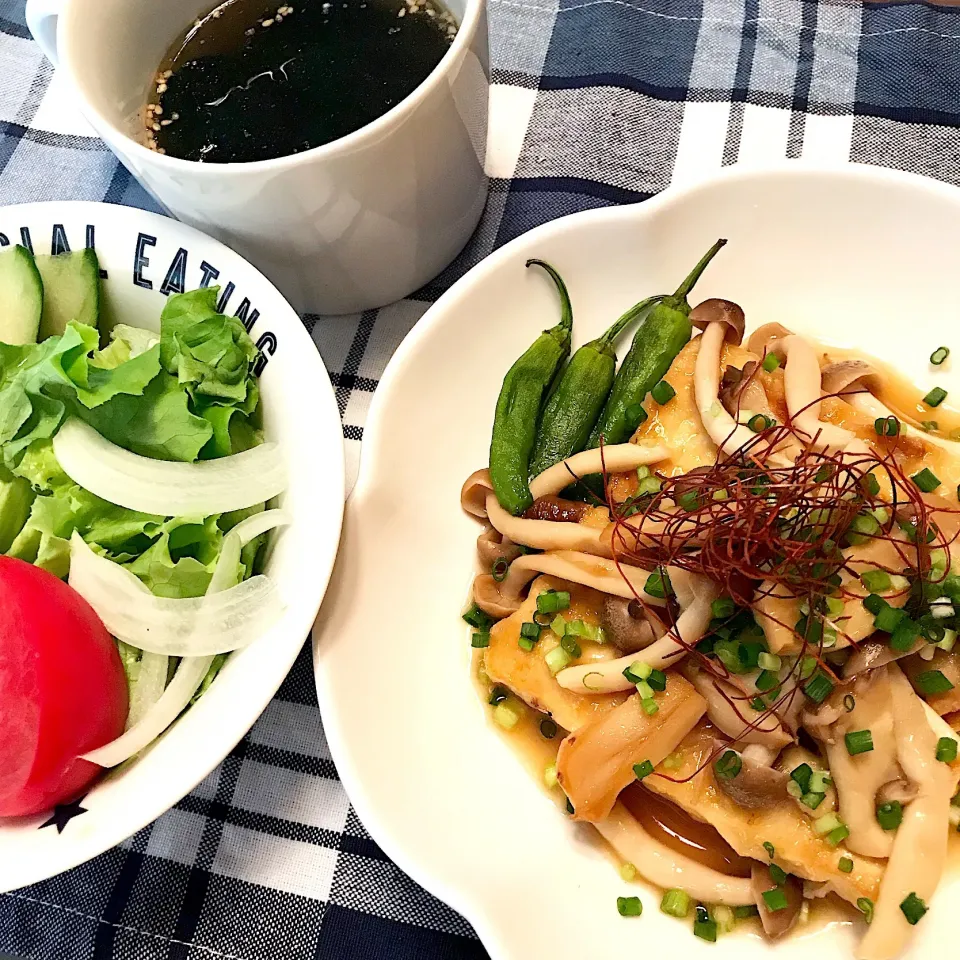 Snapdishの料理写真:豆腐のめんつゆバターステーキ♡わかめの中華スープ♡サラダ♡|まゆかさん