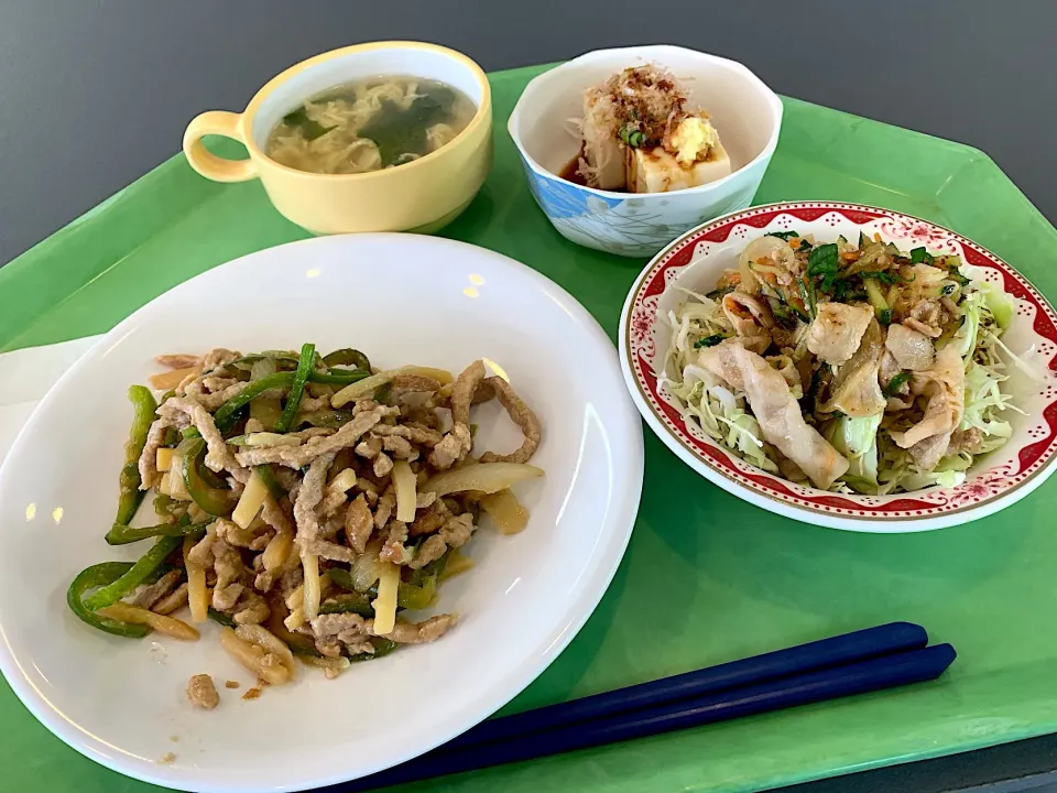 青椒肉絲、冷奴、豚しゃぶサラダ、玉子とワカメのスープ|Tadahiko Watanabeさん