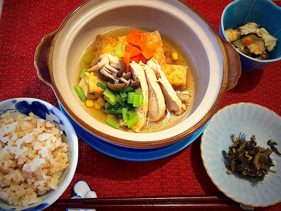 10／30昼食  #昼ごはん     #献立  鶏胸肉と厚揚げ野菜の煮物 高菜とひき肉の炒めたの 漬け物 玄米ご飯|おさんどんさん