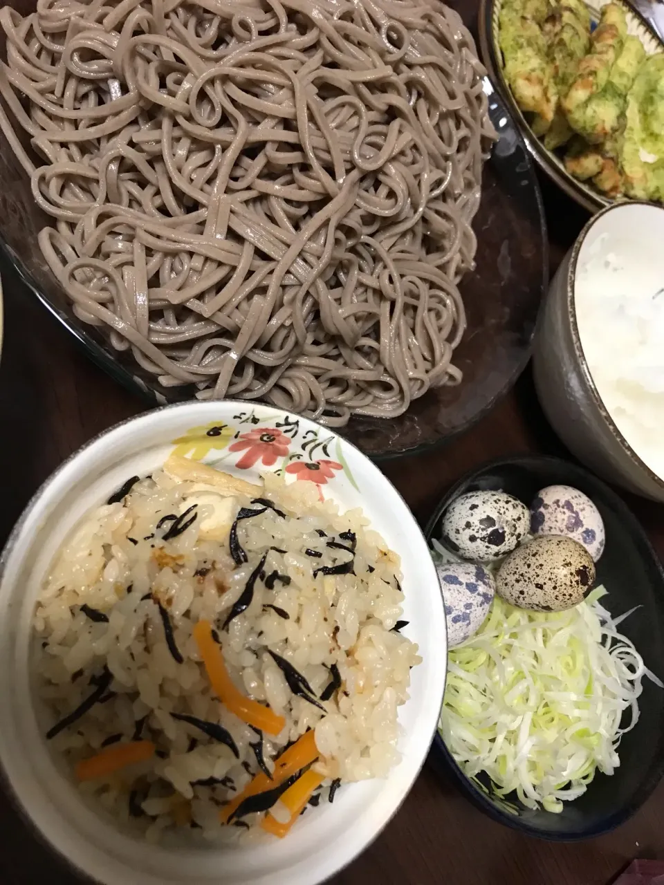 10月30日晩ご飯。お土産に貰った出石そばとひじきのたきこみごはん、ちくわの磯辺揚げ。|あやさん