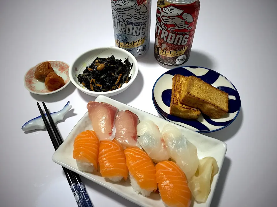 Snapdishの料理写真:今宵は、お寿司とか🍣
#鯛ぶりトロサーモン
#絹厚揚げ焼き 
#ひじきの煮物 
#はちみつ梅|Kojiさん