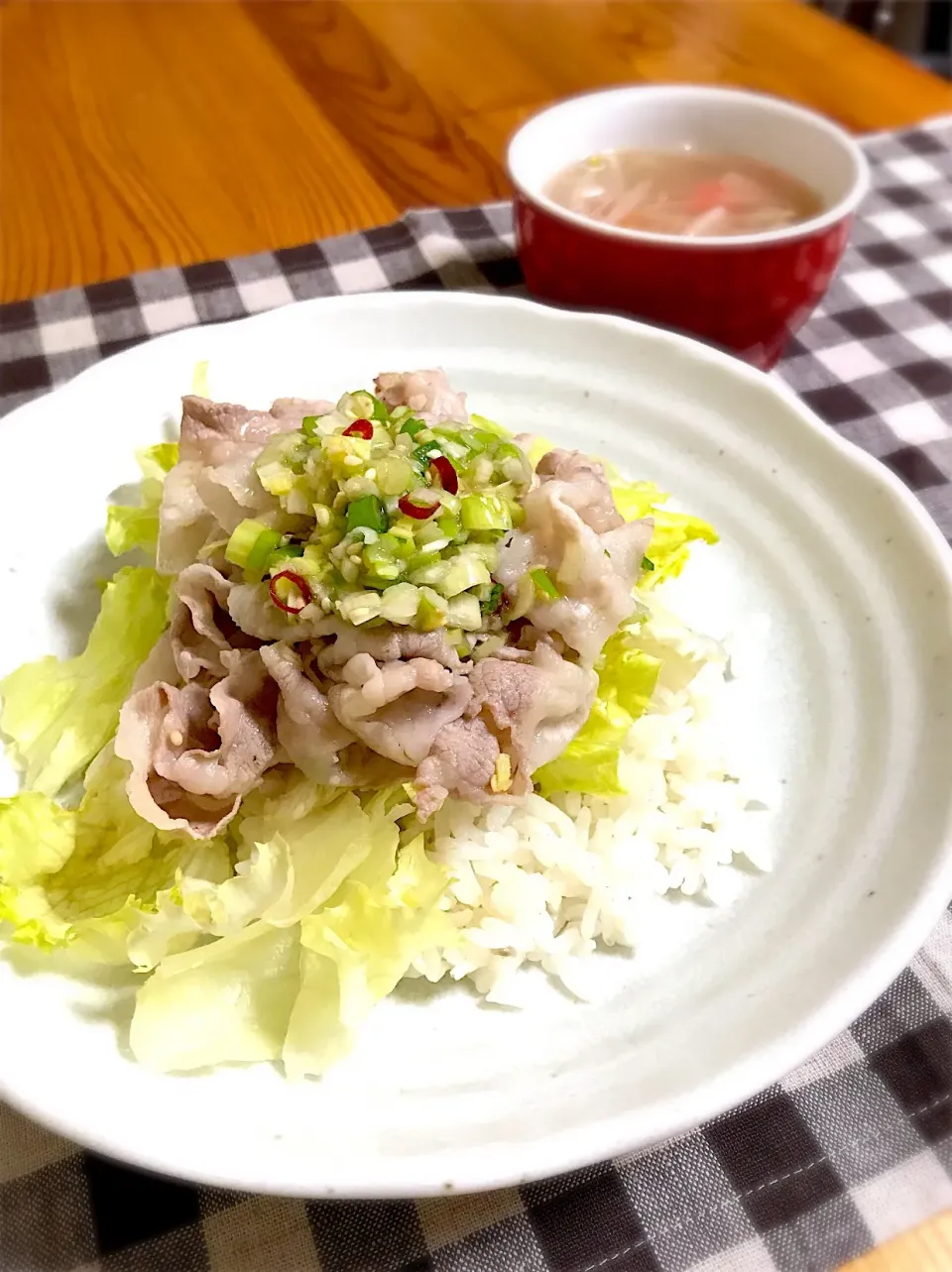 茹で豚のさっぱりネギ塩タレ丼、
もやしとカニかまのスープ|sayaさん