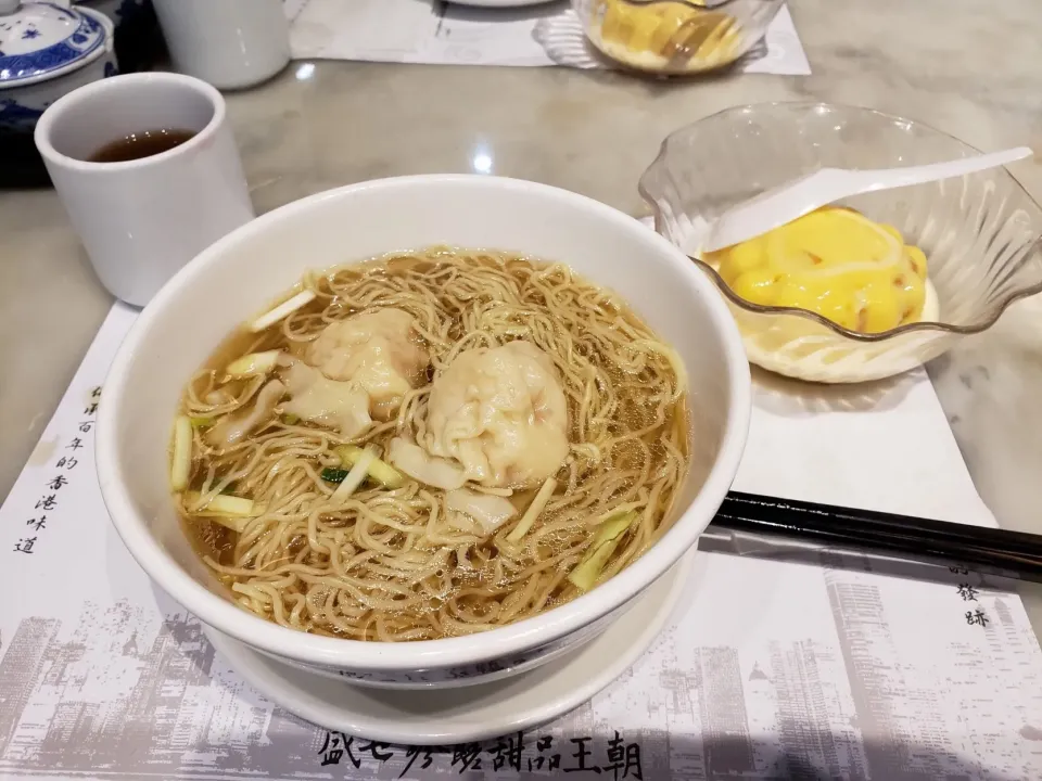 Snapdishの料理写真:香港旅行編。朝食からワンタン麺とマンゴープリン|フージさん