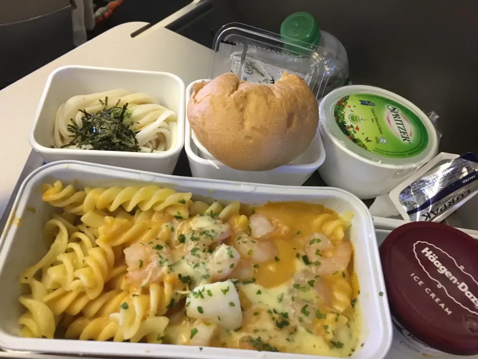 キャセイパシフィック航空での機内食。パスタ|フージさん