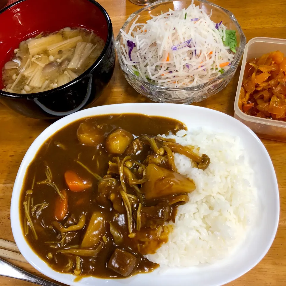 カレー🍛キノコのみそ汁、大根サラダ🥗😋|すかラインさん