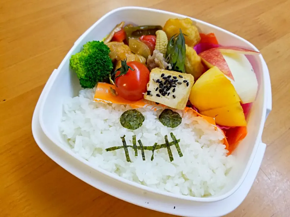 Snapdishの料理写真:10月31日　酢鶏　厚揚げの炒め物　チキンナゲット　りんご　柿|あけみさん