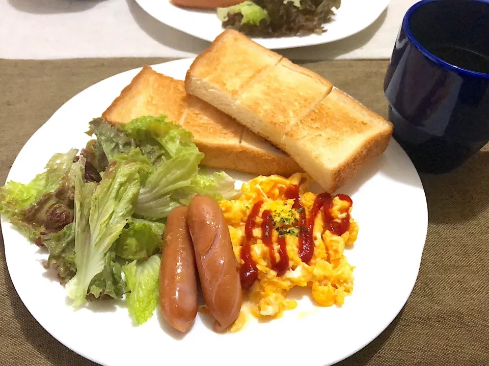 Snapdishの料理写真:10／31朝食  #朝ごはん 
 #献立  トースト スクランブルエッグ ソーセージ サニーレタス コーヒー|おさんどんさん