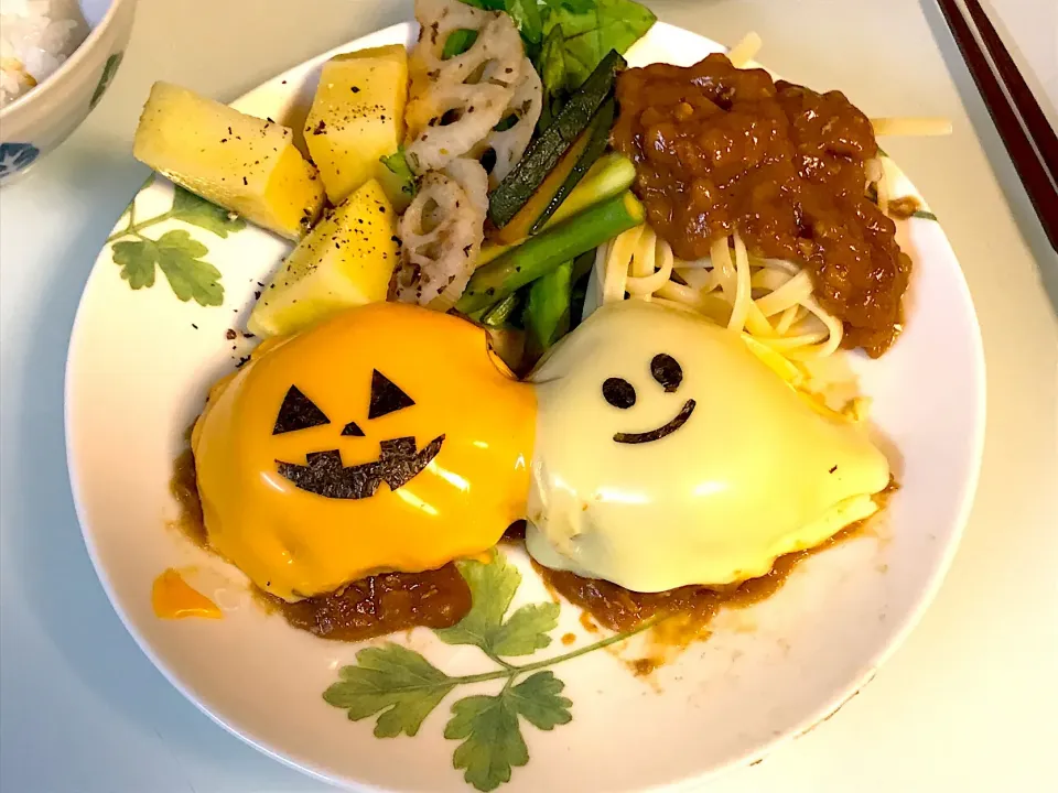 ハロウィンごはん スライスチーズとチェダーチーズでオバケとジャックオランタン
 #煮込みハンバーグ 
 #オバケハンバーグ
#ジャックオランタンハンバーグ|Snow10さん