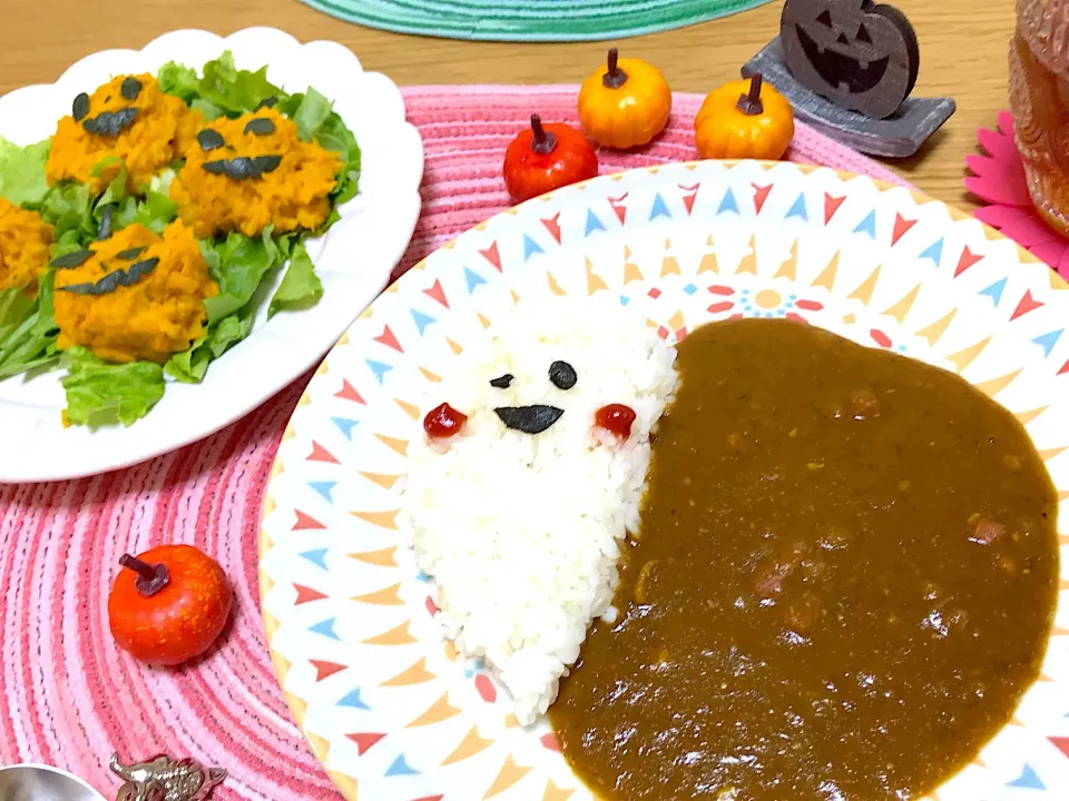 Snapdishの料理写真:おばけカレーとジャックオランタンのカボチャサラダです🎃|りんごさん