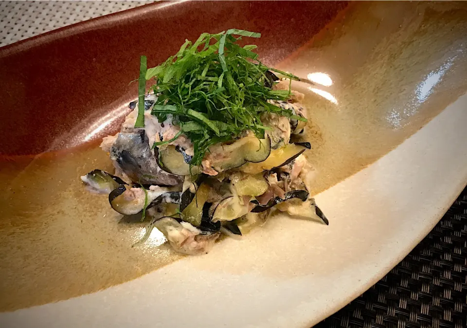 今宵の即肴🍶茄子🍆と鯖缶🥫の和え物どす😄茄子薄切りにして塩で揉んで鯖缶＆マヨネーズで和えただけどす🍀|にゃあ（芸名）さん