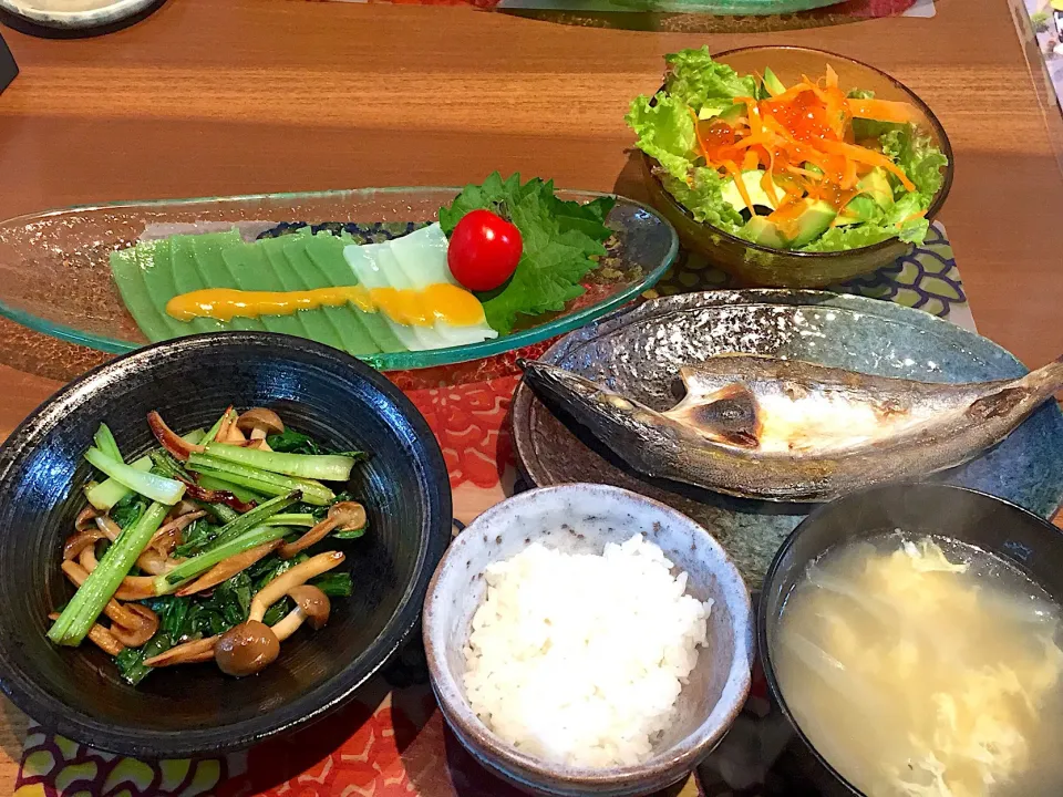 晩御飯
かますの開き、刺身こんにゃく、アボカドサラダ、小松菜としめじの炒め物、白米、玉ねぎと角切りベーコンと卵のスープ|かよちゃんさん