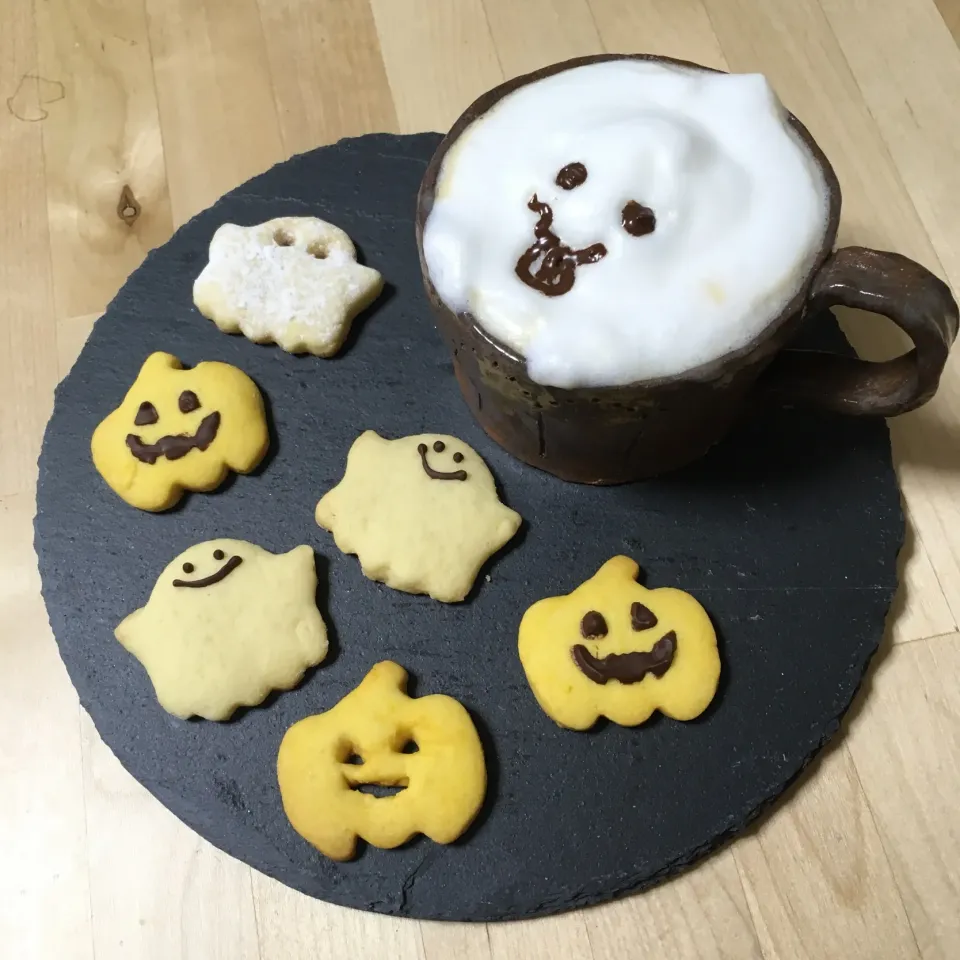 ハロウィンおばけラテ👻|たにもこさん