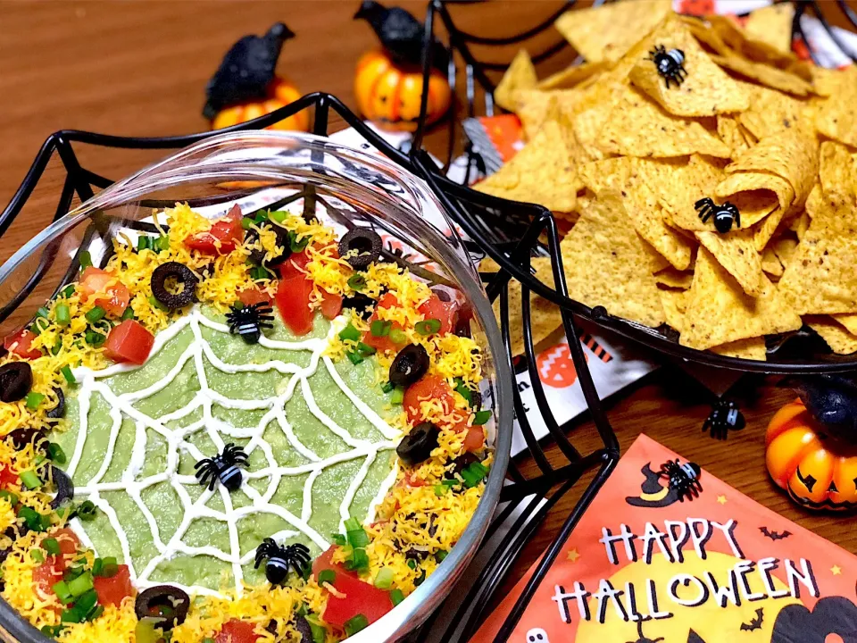 🌮HALLOWEEN TACO DIP...for tortilla chips🌮紅豆入りのタコミート、ガカモーレ( アボカド),サワークリーム、チェダーチーズ、ブラックオリーブ、トマト、わけぎと...スパイダー(食べられません！) で作りました^ ^so yummy😋とても美味しい...ビッグ子供達に大人気です😍|🌺Sanntina🌺さん