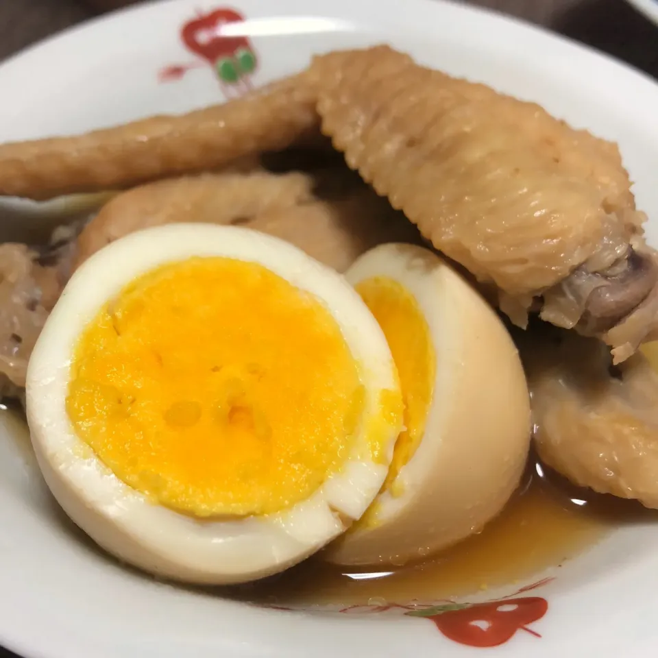 Snapdishの料理写真:手羽と卵の煮物
 #今日の晩御飯 
 #しんたまご 
#煮物|ぴらこさん