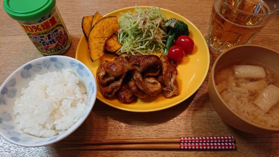 Snapdishの料理写真:しょうが焼き&カボチャの素揚げ&玉ねぎと油揚げのお味噌汁|しほさん