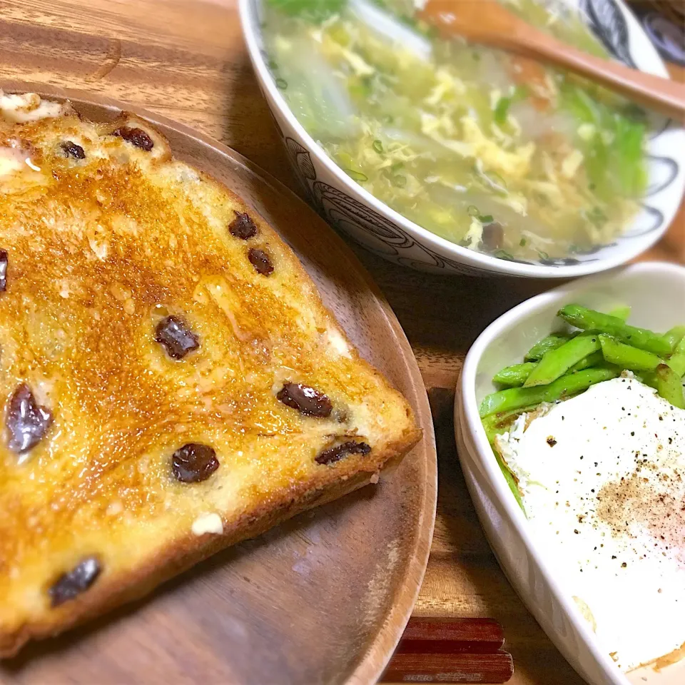 レーズンパンのトースト🍞
目玉焼きとスープ|Nilsさん