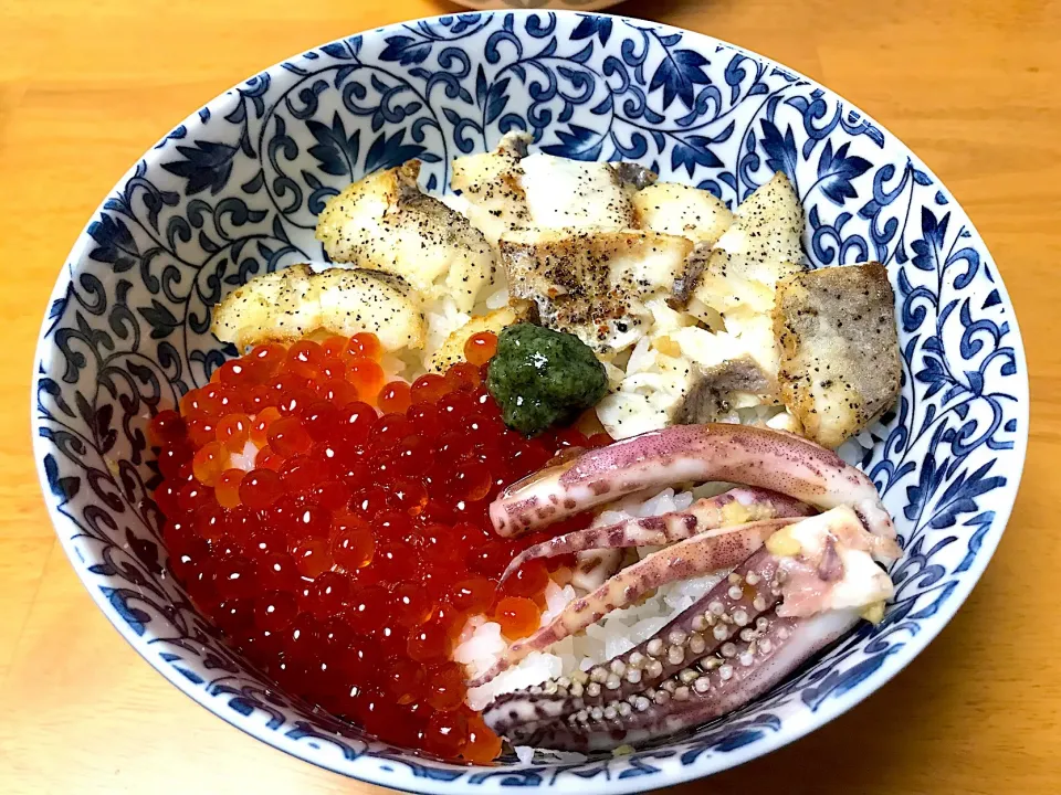 Snapdishの料理写真:クロソイいくらゲソ丼|ぴーまんさん