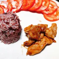 fried chicken with sauce and riceberry|Nut Thapongさん