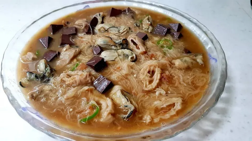 蚵仔面线 - thin noodle soup with oysters, chitlin and blood pudding|steven z.y.さん