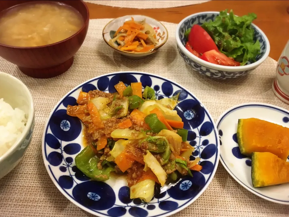 18/10/31 夕飯♪ 野菜と挽き肉の麻婆炒め 蓮根きんぴら 南瓜煮付け サラダ 味噌汁|ikukoさん