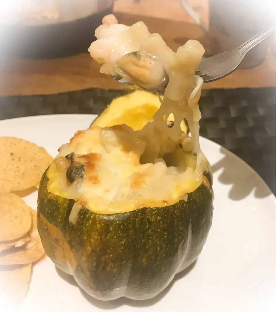 Snapdishの料理写真:ハロウィンだから南瓜でシーフードマカロニグラタン🦐|YOさん