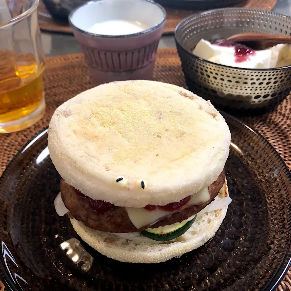 マフィンバーガー🍔で朝ごぱん(ﾟ∀ﾟ) #朝ごぱん #目付き#ハンバーガー|nao子さん