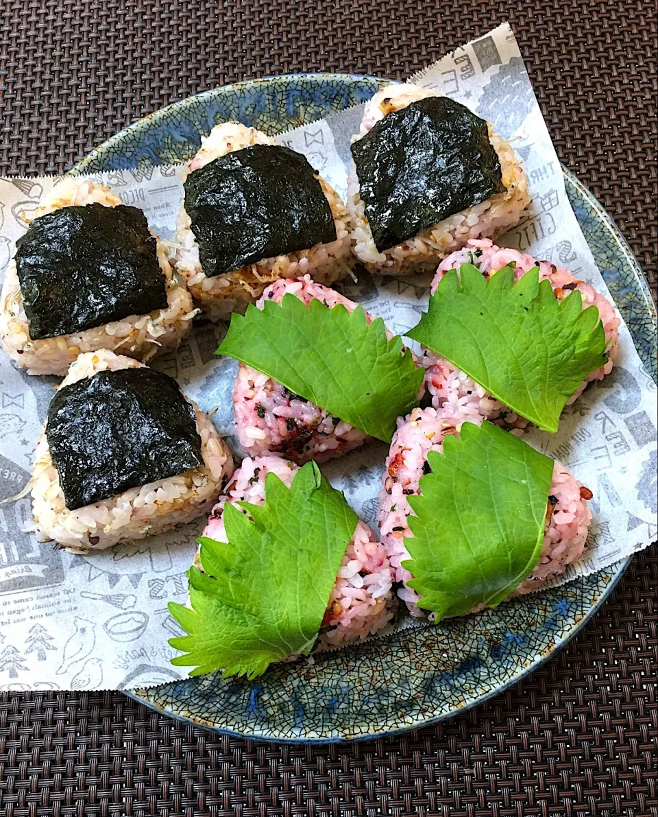 Snapdishの料理写真:２１雑穀と香り米ごはん🍚の ちりめんおかかにぎり & 梅しそにぎり🍙|kiusoudaiさん