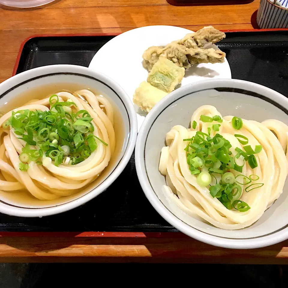 Snapdishの料理写真:しょうゆうどんとひやひやうどん&江戸千住ねぎとこんぶ天@五郎(錦糸町)|yoooochanさん