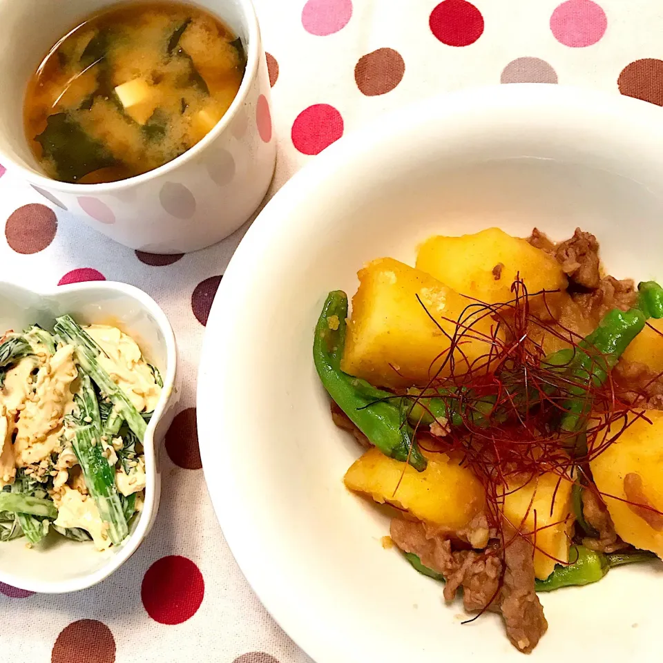 ピリ辛肉じゃが♡ささみとほうれん草の韓国マヨ和え♡豆腐とわかめのお味噌汁♡|まゆかさん