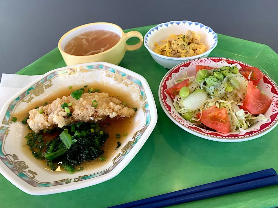 白身魚のおろし煮、ツナ玉、トマトと枝豆のサラダ、ベーコンと野菜のスープ|Tadahiko Watanabeさん