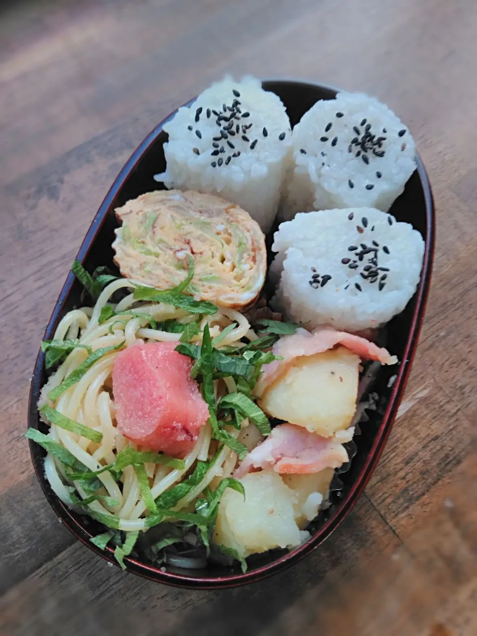 Snapdishの料理写真:今日のお弁当
・たらこパスタ
・キャベツだし巻き卵
・ジャーマンポテト|akiさん