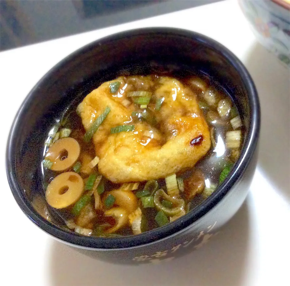 赤だしの麩
穴を開けた麩にお湯を注ぐと中から具が溢れ出てきますね！^_^|Takeshi  Nagakiさん