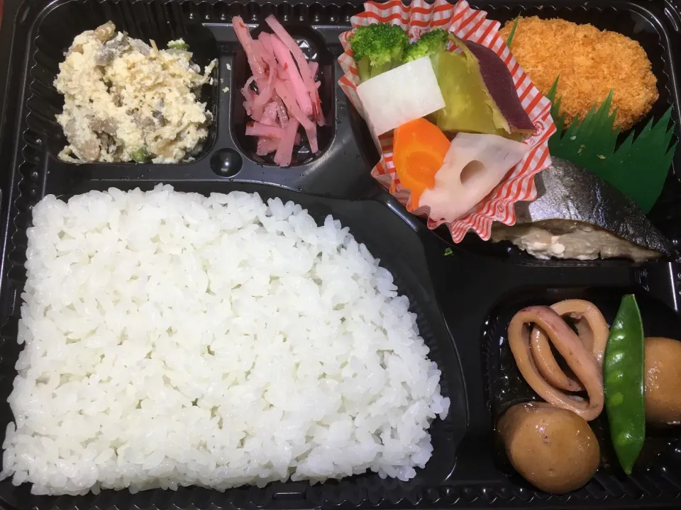 Snapdishの料理写真:ブリの照り焼き 日替わり宅配弁当 豊川市豊橋市一部エリア配達|Naokazu Kuritaさん