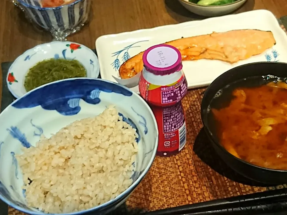 Snapdishの料理写真:鮭の塩麹漬け&めかぶ&大根の味噌汁|まぐろさん