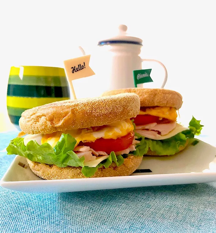 朝ごはんを食べよう👏 低糖質イングリッシュマフィンでローストチキンサンド🥪🐥|あしゃぱんさん